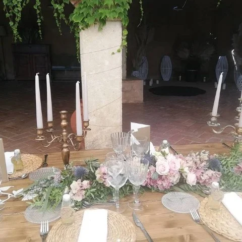 Mesa de boda con flores