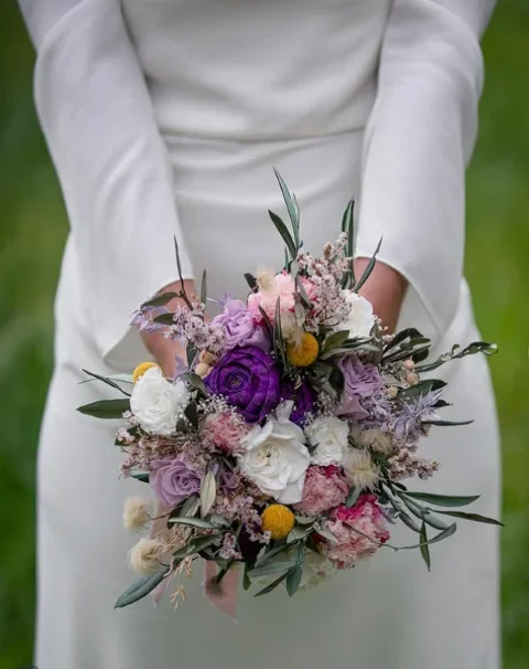 Ramo de boda con flores blancas y verdes