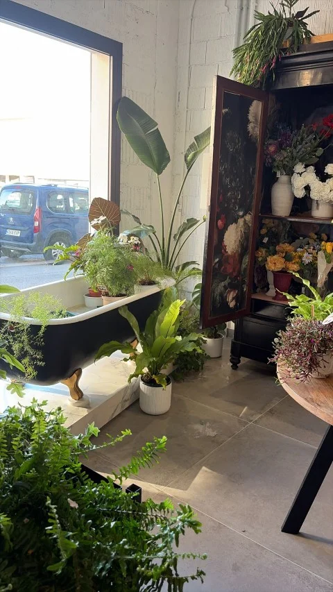Bañera vintage decorada con plantas